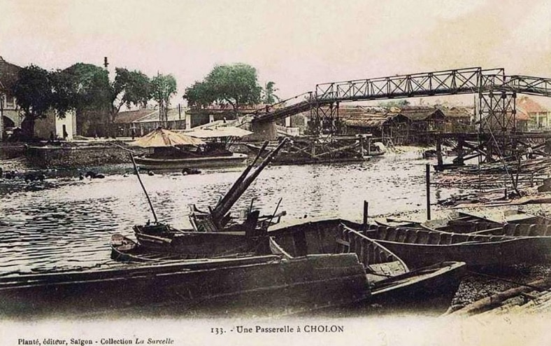 Cầu Xóm Chỉ cạnh Kênh Tàu Hủ - Bến Bình Đông tại khu vực Chợ Lớn xưa.