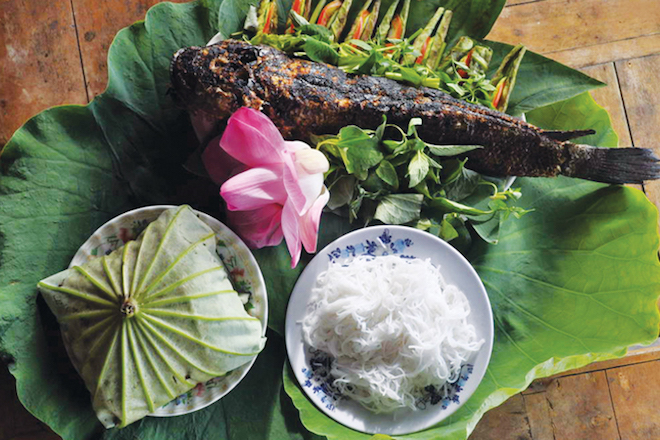 Thơm lừng món cá lóc nướng trui cuốn lá sen non Đồng Tháp - Tin Việt Today