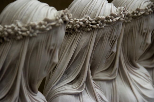 Tác phẩm ’’The Veiled Vestal’’ - điêu khắc bởi Raffaele Monti, giữa thế kỷ 19.
