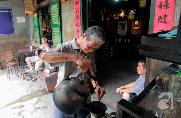 Đậm nét Sài Gòn xưa: Cà phê vợt pha bằng siêu đất