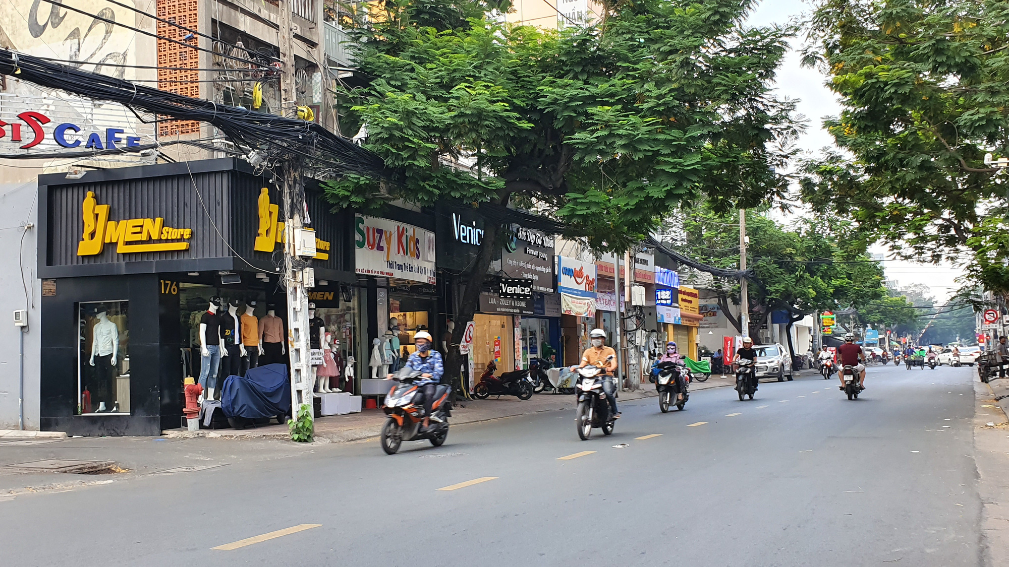 Những cung đường thời trang ngày càng ế khách ở Sài Gòn: Lê Văn Sỹ, Nguyễn Trãi quanh năm treo bảng giảm giá | Việt Nam Mới