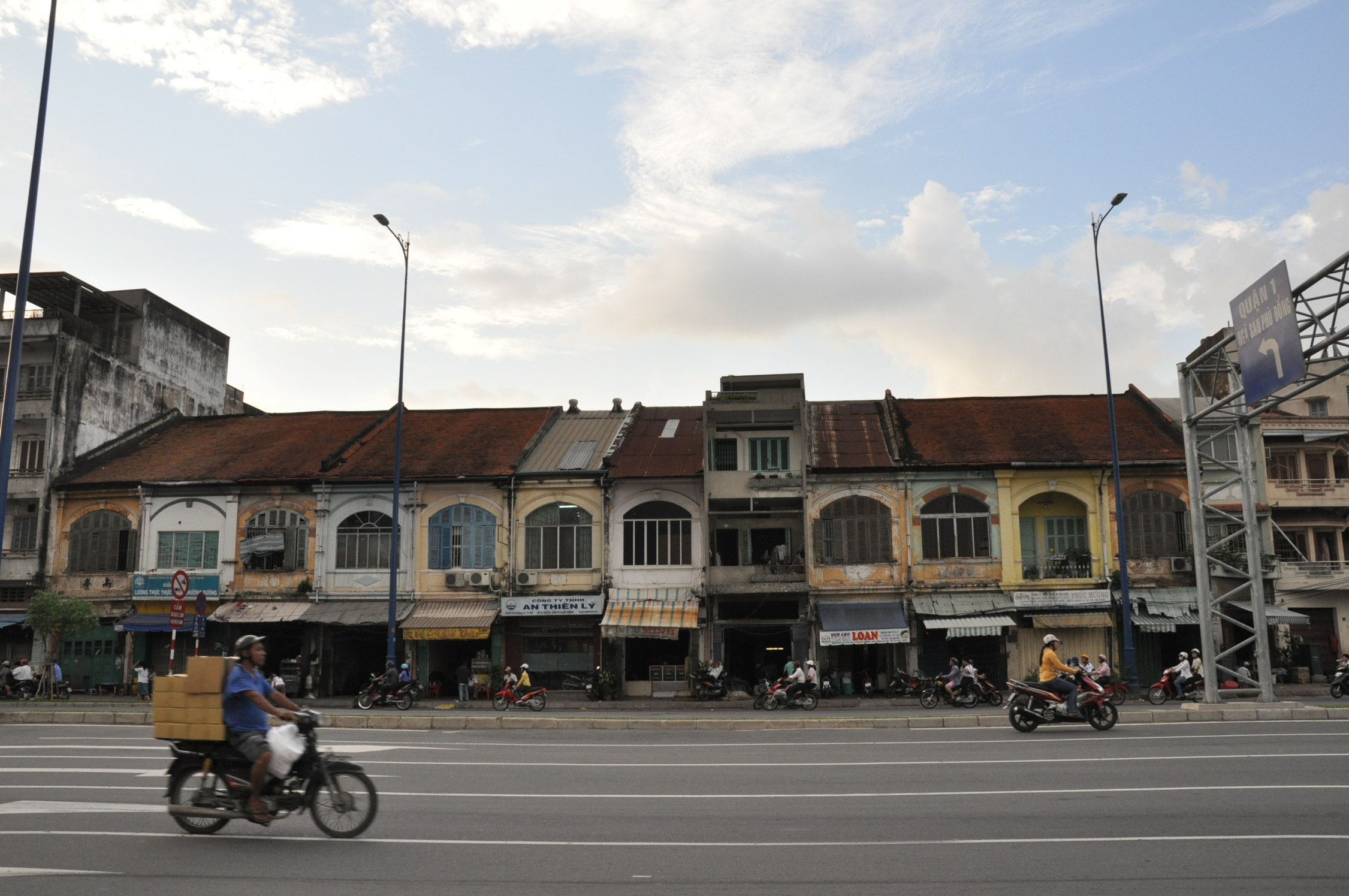 File:Bến Chương Dương,đường Võ Văn Kiệt, quan 1, tp hcm - panoramio.jpg -  Wikimedia Commons