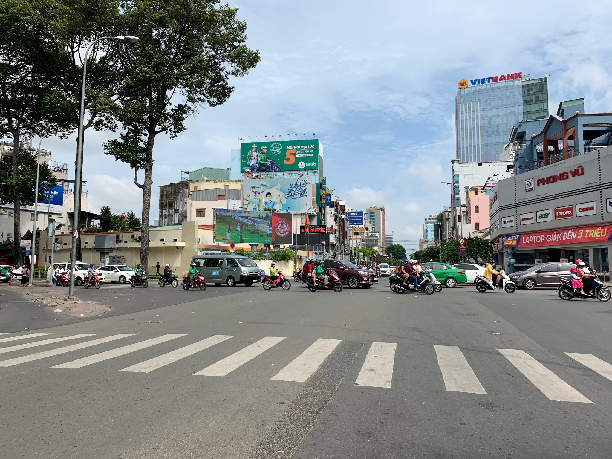 Màn hình LED ngã 4 Cách mạng tháng 8 và Nguyễn Thị Minh Khai | Giá rẻ