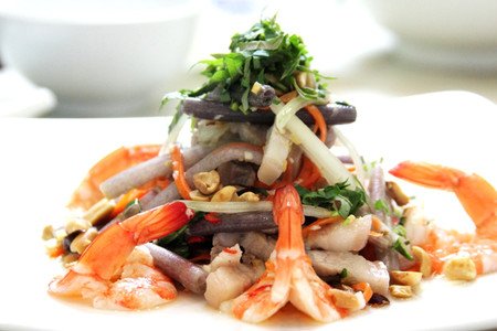 Người Việt có nhiều món ăn được chế biến từ các loại hoa như: bông bí, bông điên điển, bông sen, hoa thiên lý, v.v..