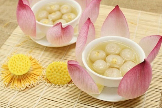 Người Việt có nhiều món ăn được chế biến từ các loại hoa như: bông bí, bông điên điển, bông sen, hoa thiên lý, v.v..