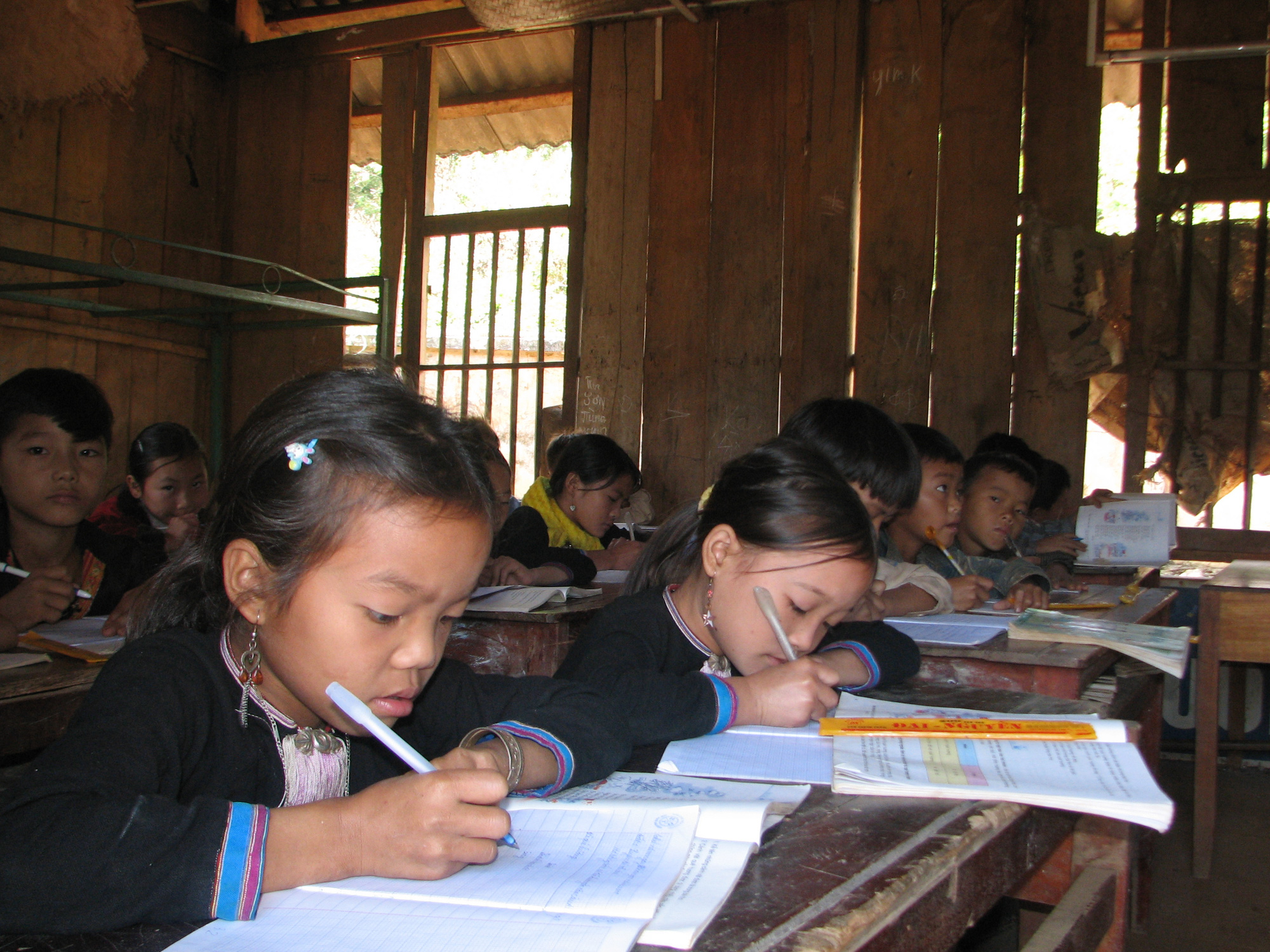 Giá SGK mới tăng phi mã và nỗi lo cho học trò vùng cao » Báo Phụ Nữ Việt Nam
