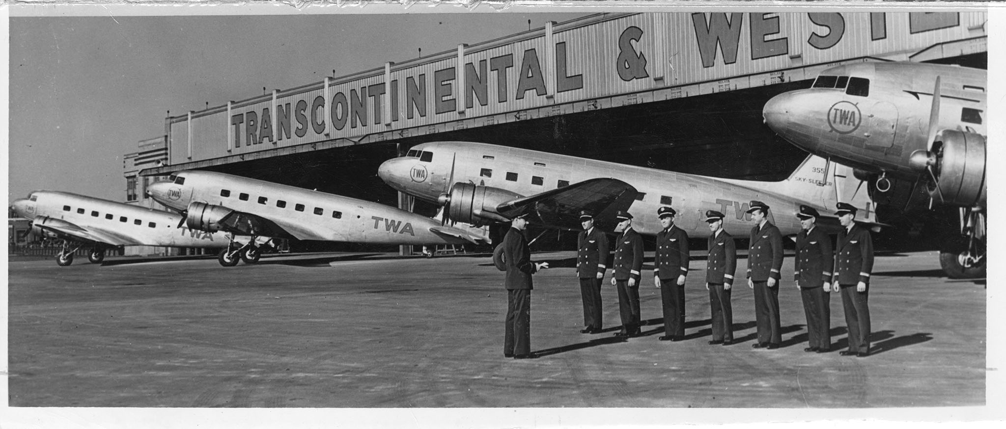 Douglas DC-3 TWA.jpg