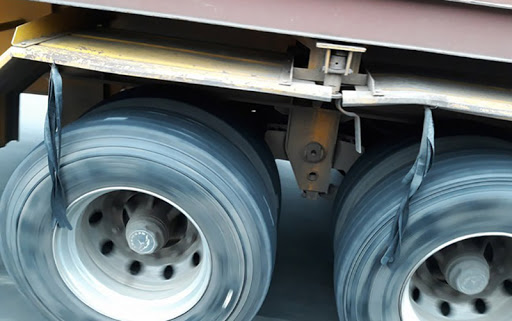 Lý do bó chun được treo ở gần lốp xe tải là gì?