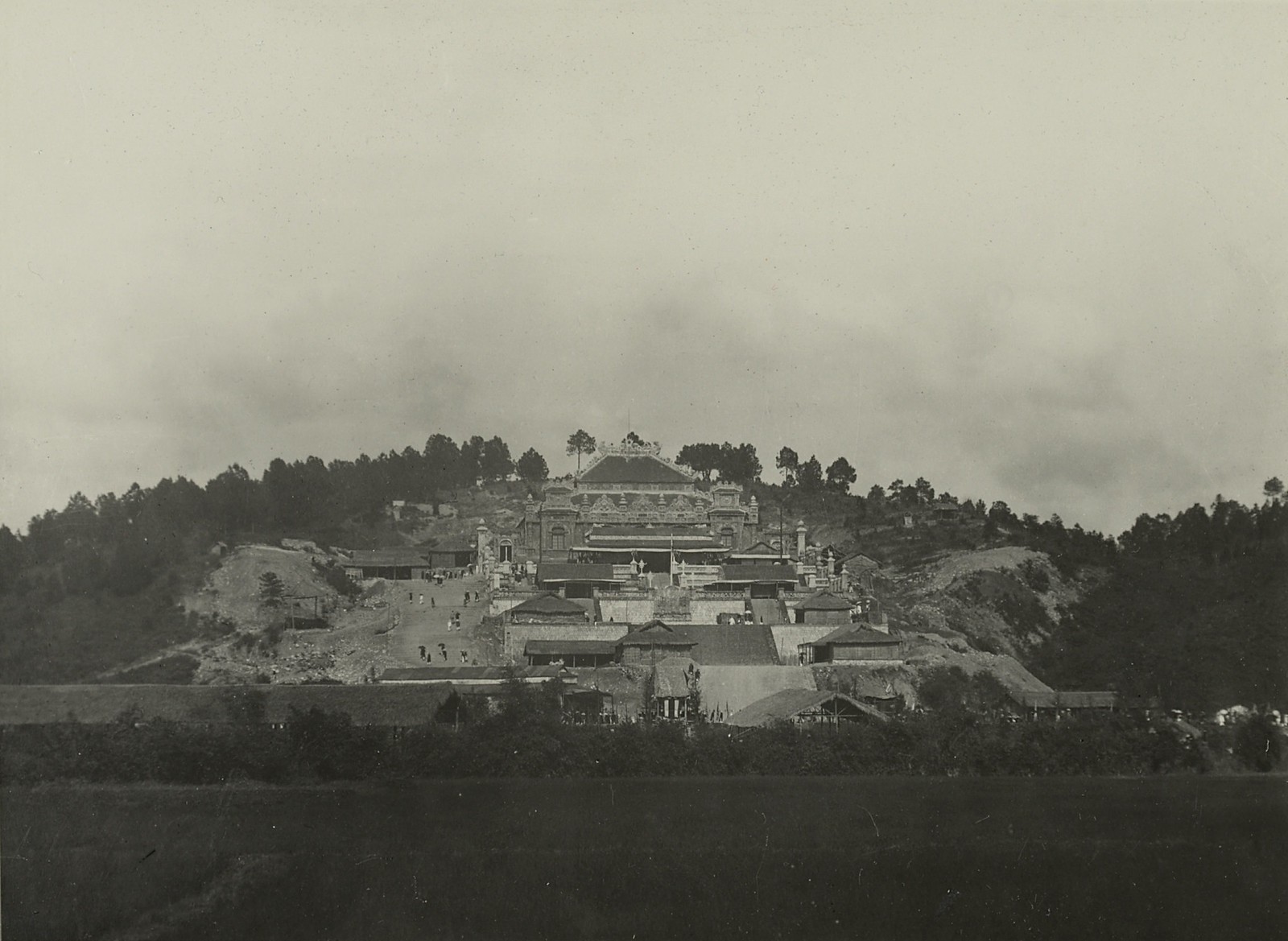 Công trường xây dựng lăng Khải Định một thế kỷ trước