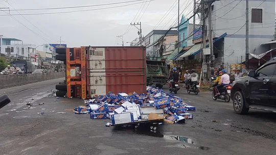 Sau tiếng nổ, container lật như phim, bia văng tứ tung