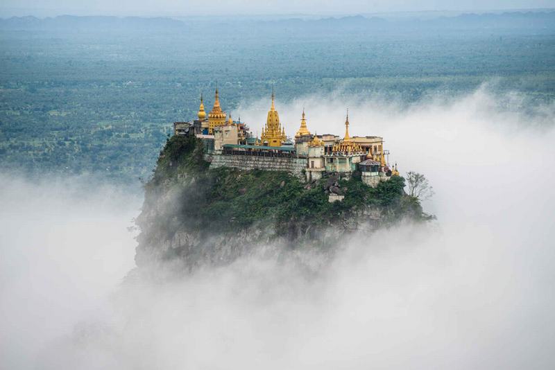 Độc đáo tu viện dát vàng giữa vùng đất mây vờn ở Myanmar
