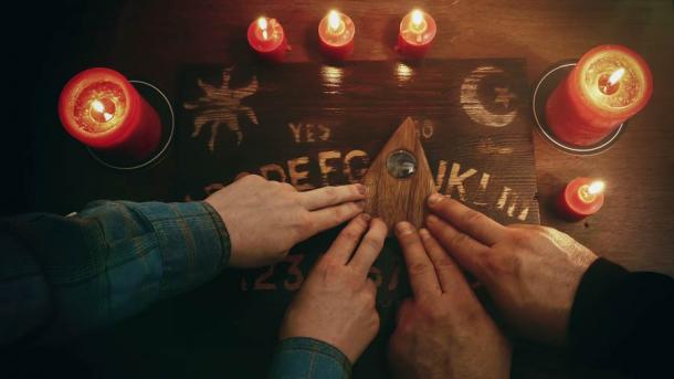 Bí ẩn xoay quanh trò chơi Ouija và vụ án mạng cầu cơ - Ảnh 3.