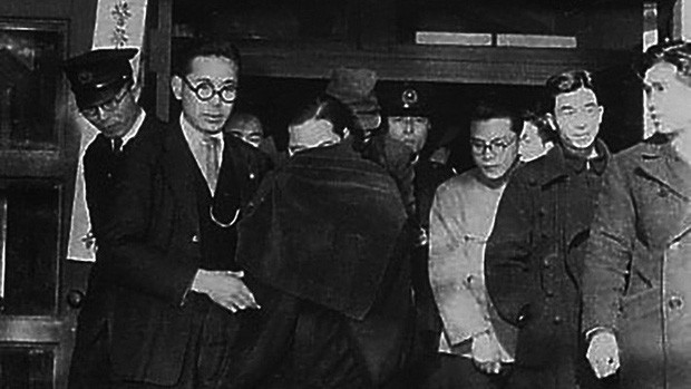 Cảnh sát đang bắt giữ Miyuki (che mặt) vào năm 1948.