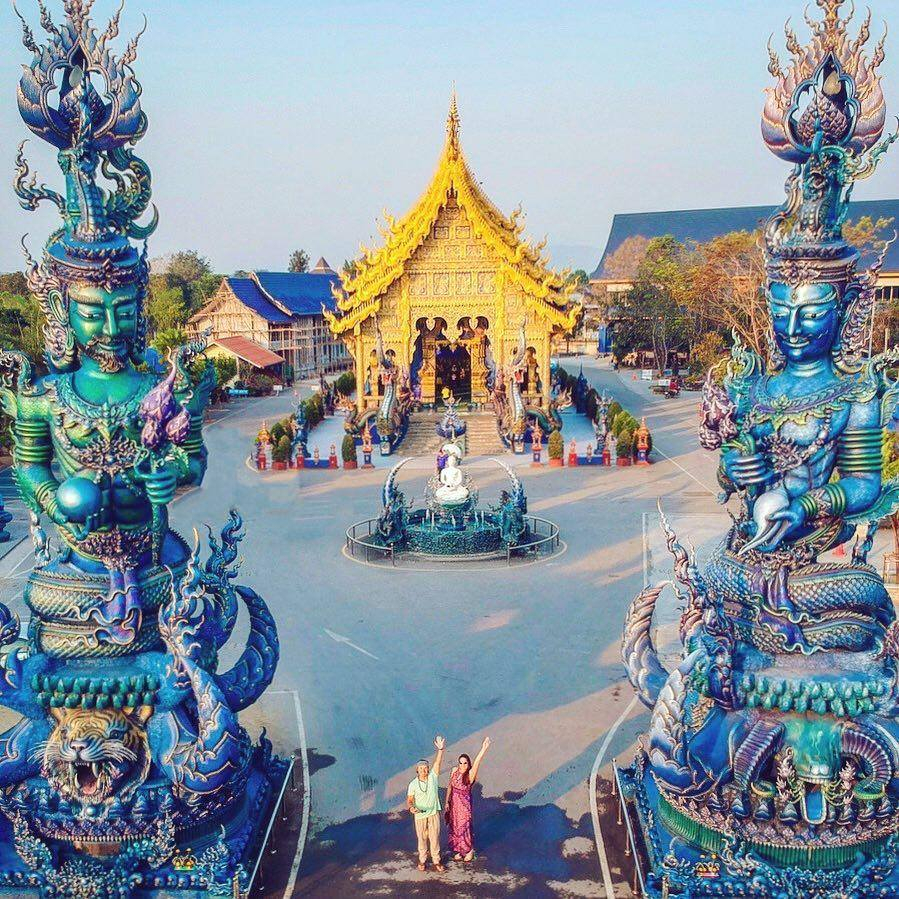 Được biết, ngôi chùa nằm gần sông Kok. Chùa Wat Rong Suer Ten được cải tạo từ một ngôi đền cổ bị bỏ hoang. Tương truyền nhiều con hổ ở khu vực này thường xuyên nhảy qua sông để kiếm ăn. Do đó tên của ngôi chùa được đặt theo câu chuyện đó vì cụm từ Rong Seur Ten, nghĩa là 