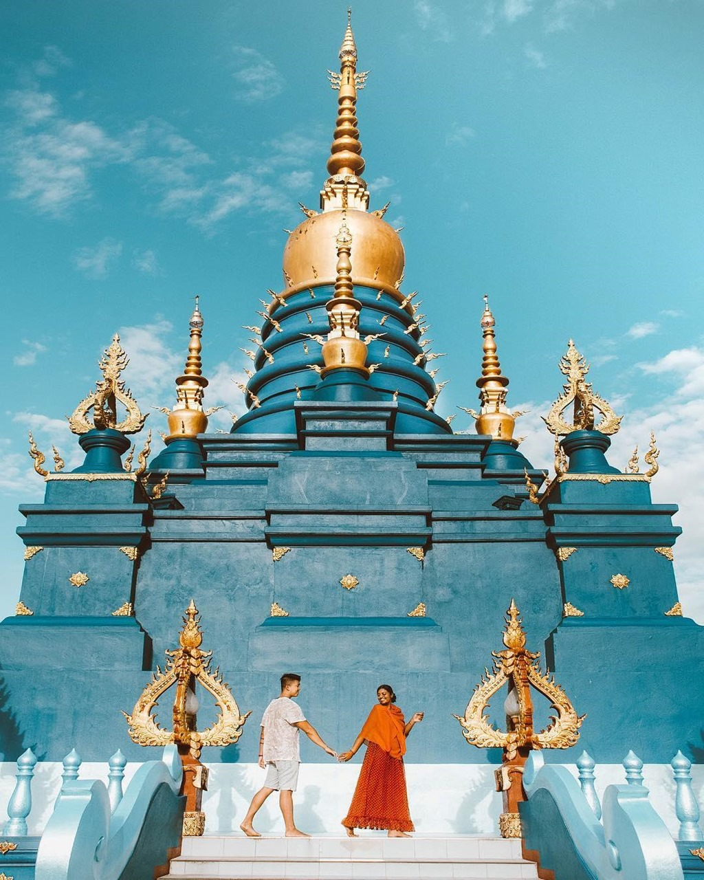 Nhờ tài nghệ khéo léo của những người thực hiện công trình, hai sắc xanh, vàng dù mang đặc tính nóng, lạnh đối chọi nhau vẫn cộng hưởng hài hòa ở Wat Rong Suer Ten. Ảnh: Sưu tầm.