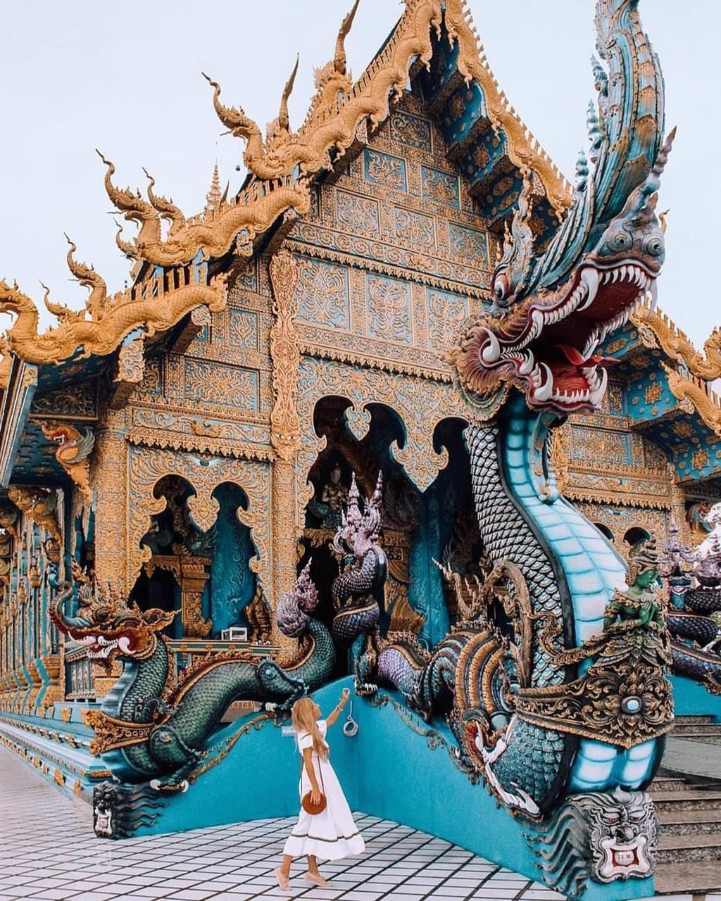 Ngôi chùa Wat Rong Seur Ten là một trong những niềm tự hào của thành phố Chiang Rai hiện lên lộng lẫy với một sắc xanh đậm. Sau ngôi chùa trắng tinh Wat Rong Khun, công trình màu xanh nổi bật này là một trong những điểm đang được rất nhiều Phật tử, du khách người quan tâm và ghé thăm. Ảnh: Sưu tầm.