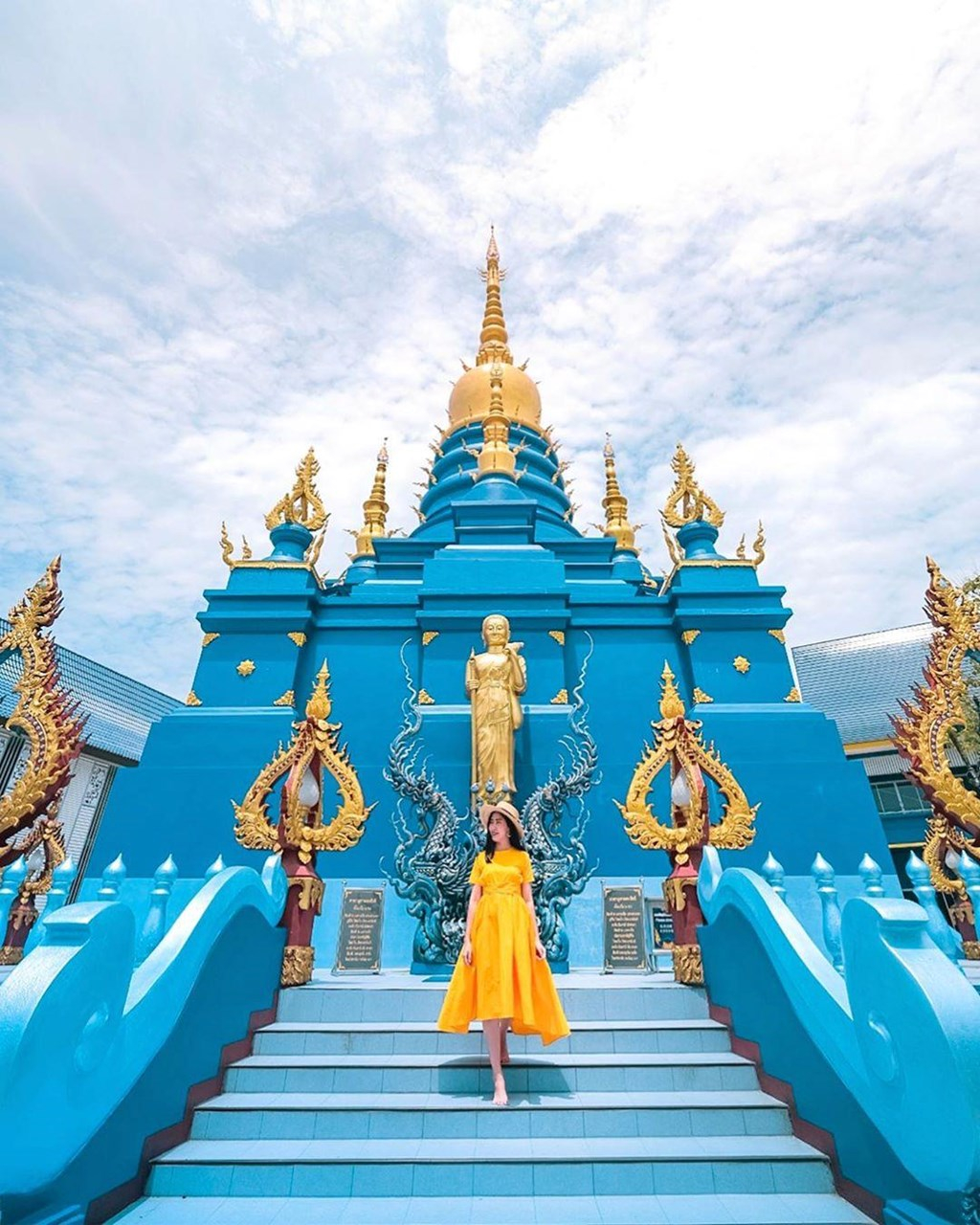 Nếu như ở ngôi chùa Wat Rong Khun được bao phủ bằng toàn bộ màu trắng tinh khôi thì ở Wat Rong Seur Ten được thiết kế với một màu xanh cũng độc đáo không kém. Màu xanh của ngôi chùa được tương trưng cho đức hạnh của Phật tổ được lan truyền ra khắp thế giới. Ảnh: Sưu tầm.