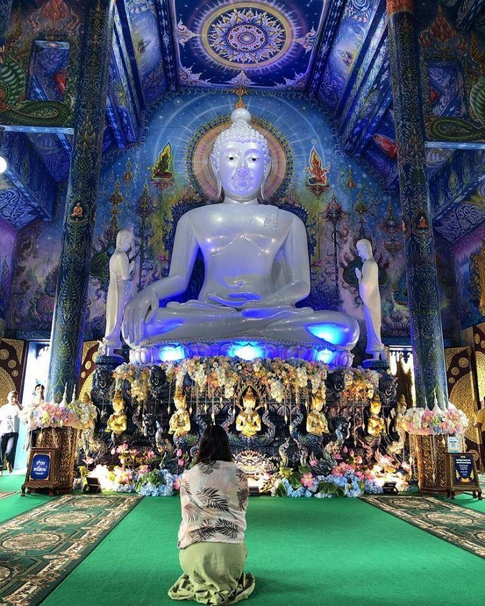 Điều đặc biệt nhất tại ngôi chùa có lẽ là khu hội trường chính. Đây là nơi đặt bức tượng Đức Phật bằng ngọc trắng tinh khiết cực lớn, phía hai bên tường còn là những bức bích họa tuyệt đẹp miêu tả những câu chuyện của Phật. Ảnh: Sưu tầm.