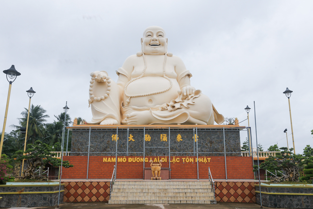 Trong khuôn viên chùa còn có các công trình mới xây dựng như tượng Phật Di Lặc cao 20 m, nặng 250 tấn, được đúc bằng bê tông cốt thép. Công trình khánh thành năm 2010. Ảnh: VNEpxress.
