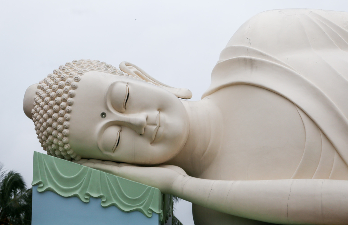 Phía sau chánh điện là tượng Phật Thích Ca trong tư thế nhập niết bàn có chiều dài 32 m, khánh thành năm 2013. Các tượng lớn trong chùa được tạc tinh xảo, toát lên vẻ an nhiên, thoát tục của Đức Phật.