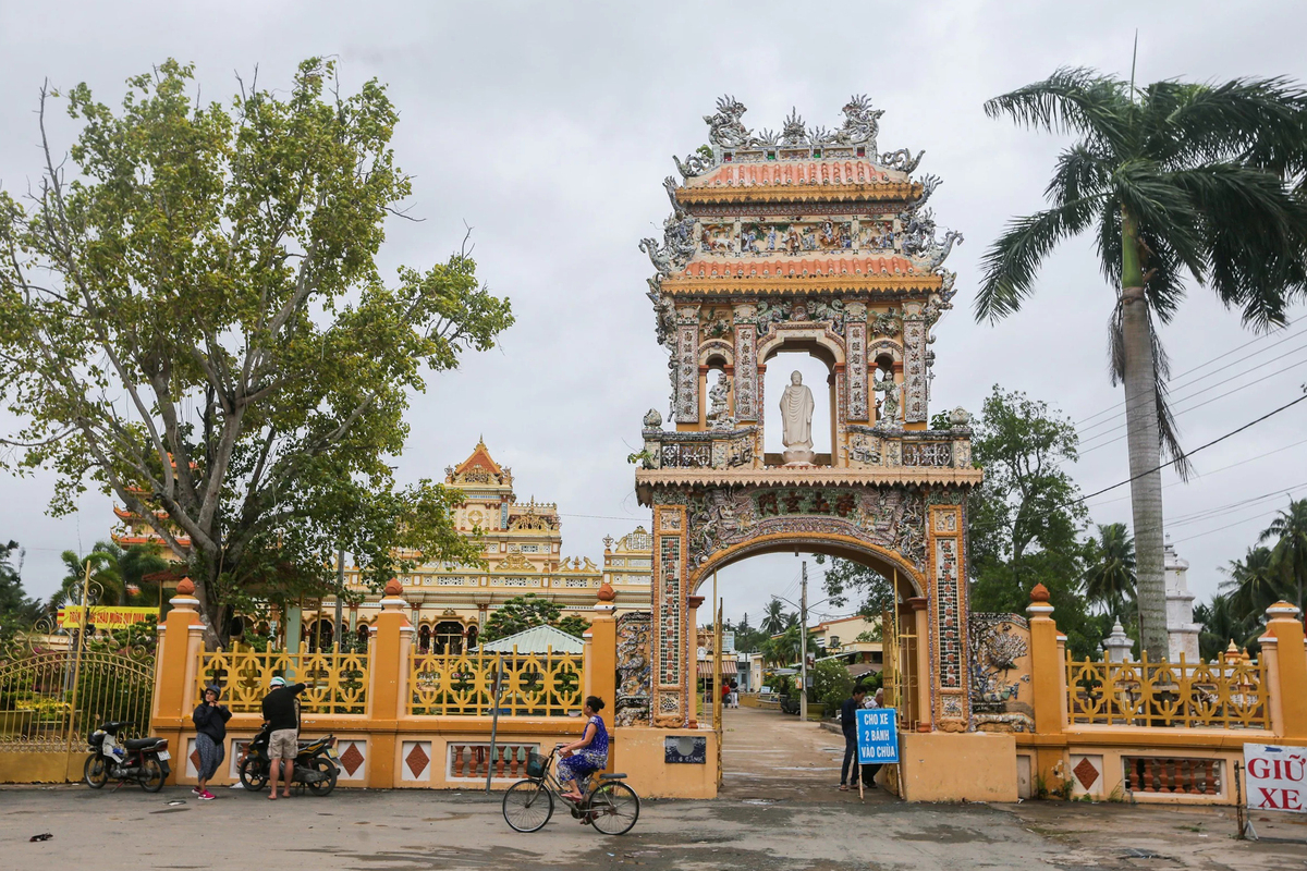 Trước chùa có cổng xây dạng cổ lầu do nghệ nhân xứ Huế thực hiện năm 1933. Cổng giữa làm bằng sắt theo kiểu Pháp. Trên cổ lầu ban đầu để tượng các vị hòa thượng có công với chùa, sau được thay thế bằng tượng Phật. Ảnh: VNExpress