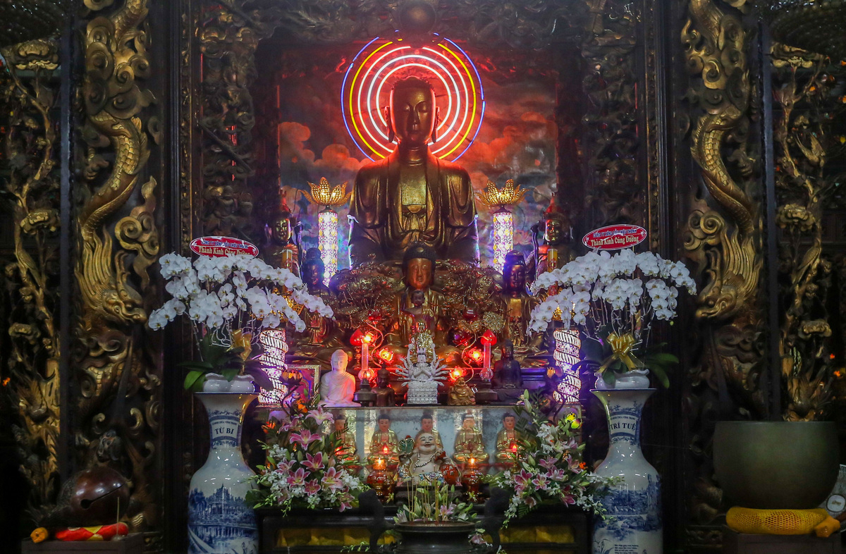 Chính điện chùa bài trí nhiều tượng Phật đúc bằng gỗ, đồng, đất nung, xi măng. Các tượng đều thếp vàng óng ánh và được tạc vào cuối thế kỷ 19. Ảnh: VNExpress.