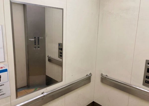 Vì sao trong thang máy có lắp gương?