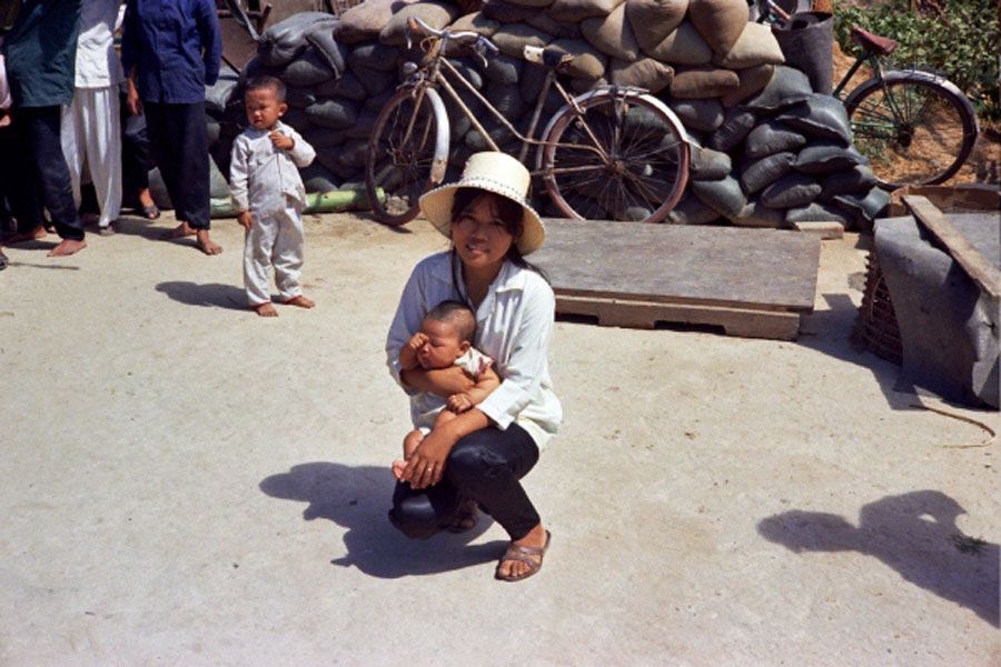 Loat hinh cuc doc ve dam cuoi o Quang Tri nam 1969-Hinh-11