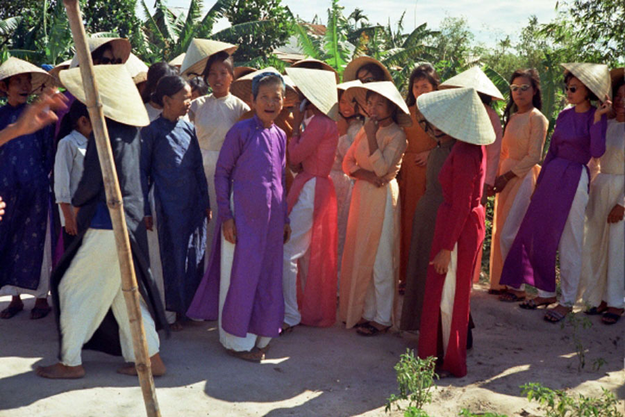 Loat hinh cuc doc ve dam cuoi o Quang Tri nam 1969-Hinh-15