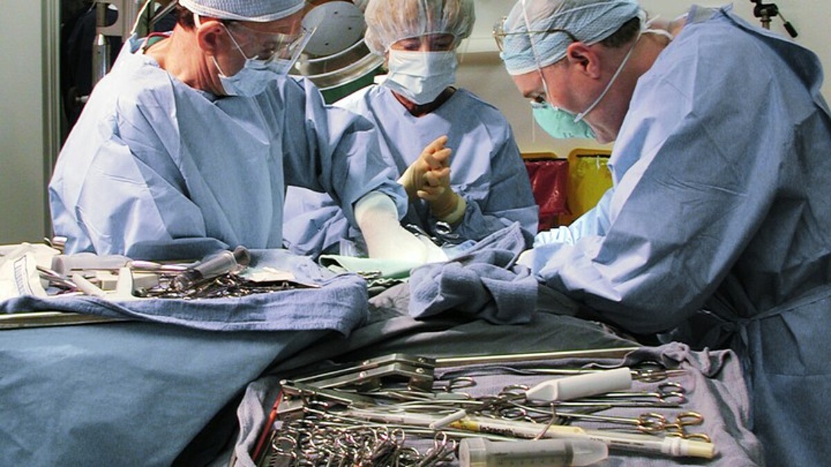 Bác sĩ phẫu thuật mở lồng ngực của bệnh nhân. Ảnh: Alcor Life Extension Foundation