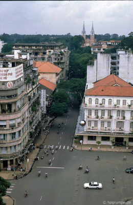 Nhìn ra đường Đồng Khởi và Nhà thờ, ở phía trước Hotel Continental