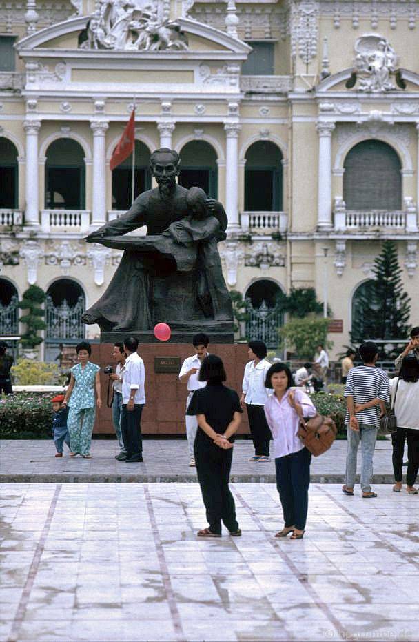 Sài Gòn: Tượng đài phía trước Tòa thị chính