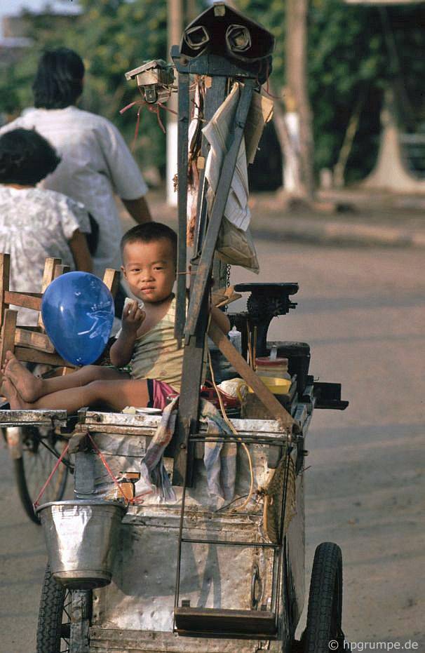 Saigon: Con của một thương nhân đường phố