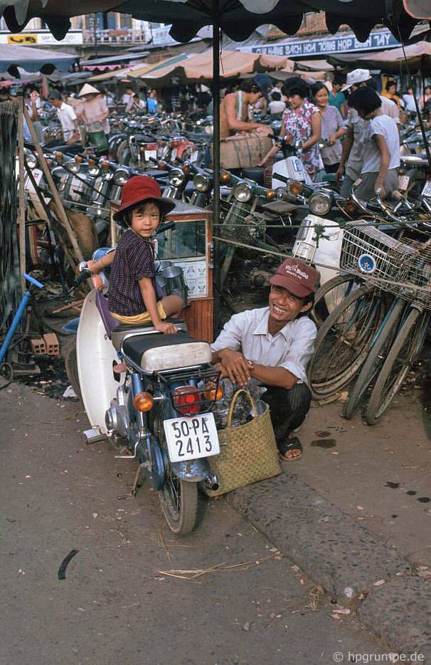 Sài Gòn: Chợ Lớn - chợ Bình Tây, bãi đậu xe hai bánh
