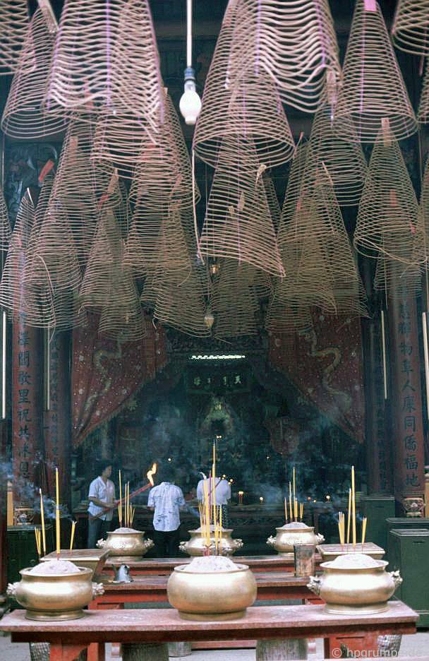 Sài Gòn: chùa Cholon - Thiên Hậu, hương liệu xoắn