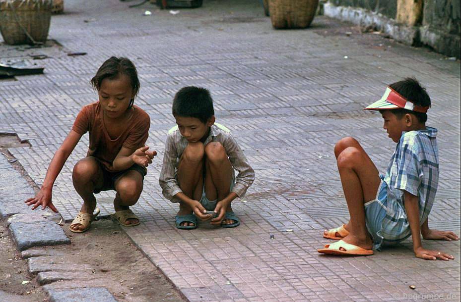 Saigon: Trẻ em chơi đá cẩm thạch