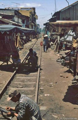 Đà Nẵng: Sửa chữa xe đạp trên đường sắt