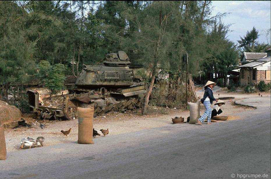 Ngũ Hành Sơn gần Đà Nẵng: Panzerwrack làm gian hàng gà