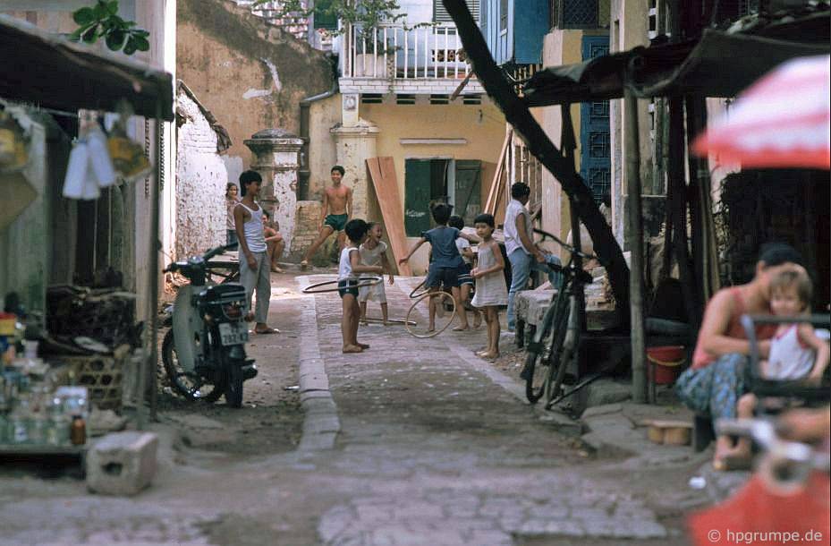 Hà Nội: Trẻ em trong khu phố cổ với hula hoop