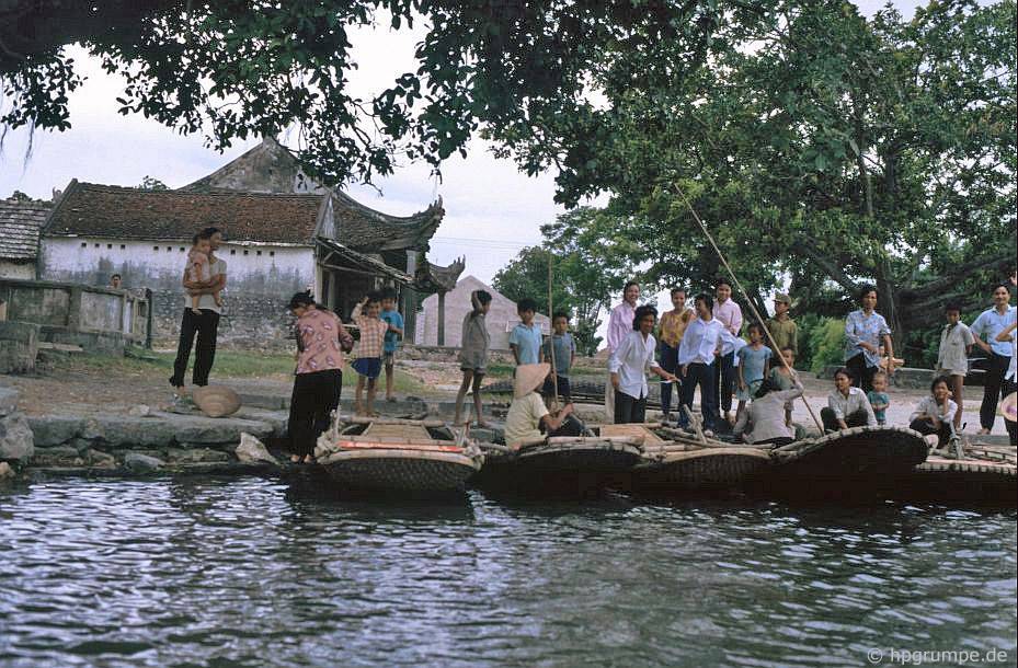 Thuyền phẳng để vận chuyển hành khách trong vịnh halong khô