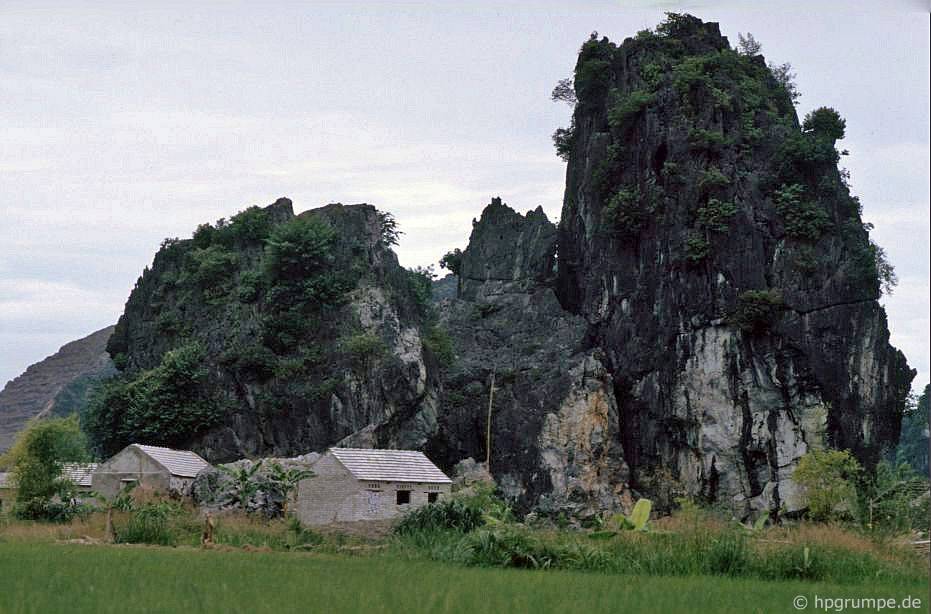 Phong cảnh trong vịnh khô halong