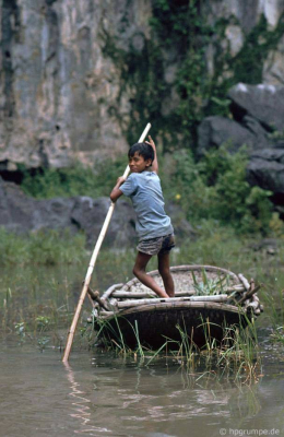 Du thuyền trong Halongbucht khô
