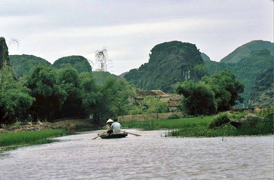 Du thuyền trong Halongbucht khô