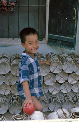 Bát Tràng: Khay chứa hàng để vận chuyển