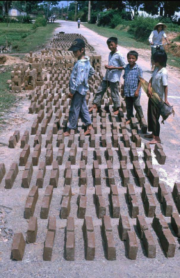 Co Loa: làm gạch bùn