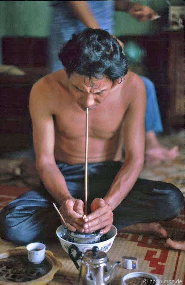 Lê Mát: thương nhân rắn với hookah