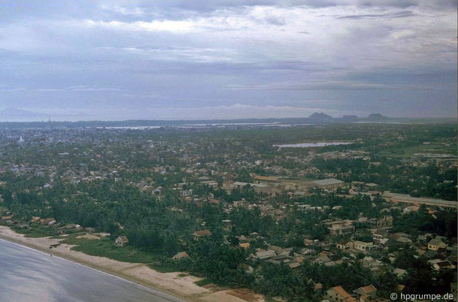 Quang cảnh Đà Nẵng từ máy bay; trong nền tảng các ngọn núi đá cẩm thạch