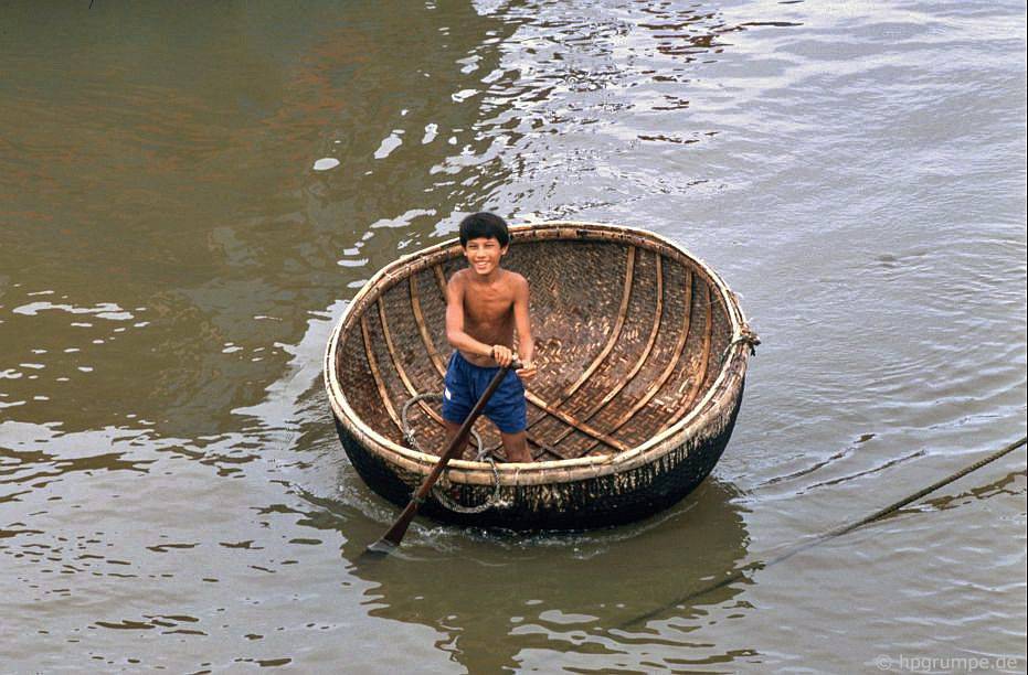Nha Trang: cậu bé trong chiếc thuyền buồm
