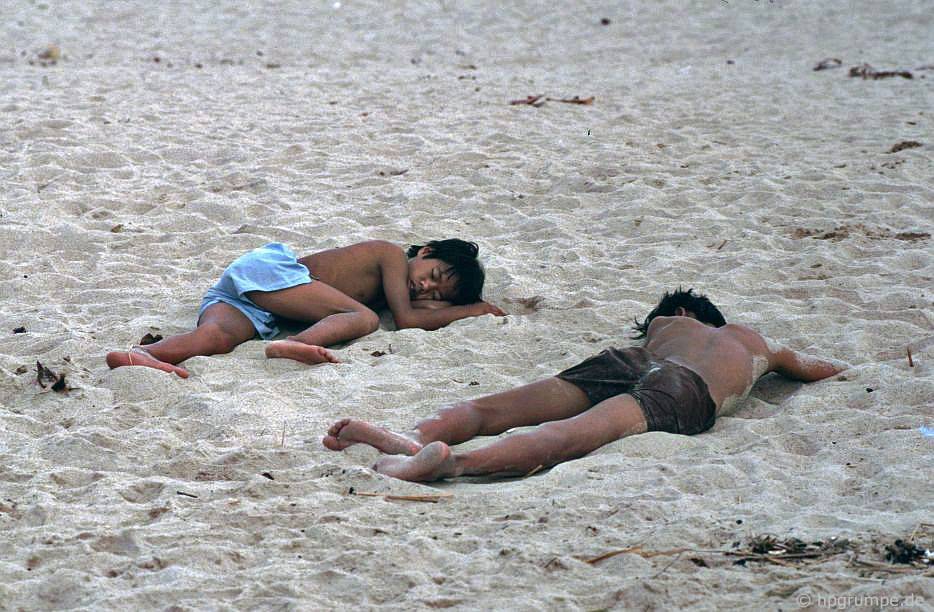 Nha Trang: 2 chàng trai ngủ trên bãi biển
