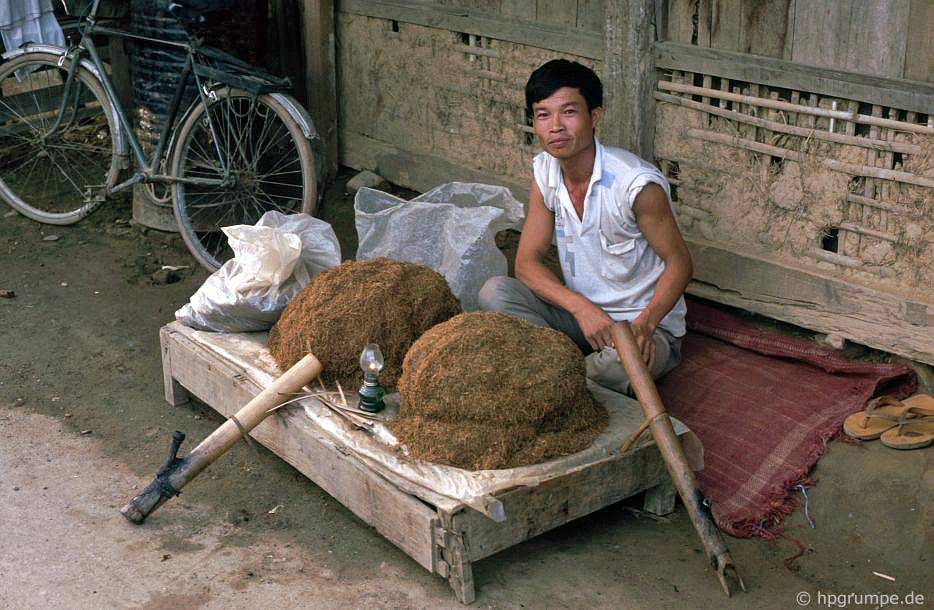 Điện Biên: thị trường - người bán thuốc lá